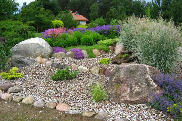 ogród rustykalny kamienie